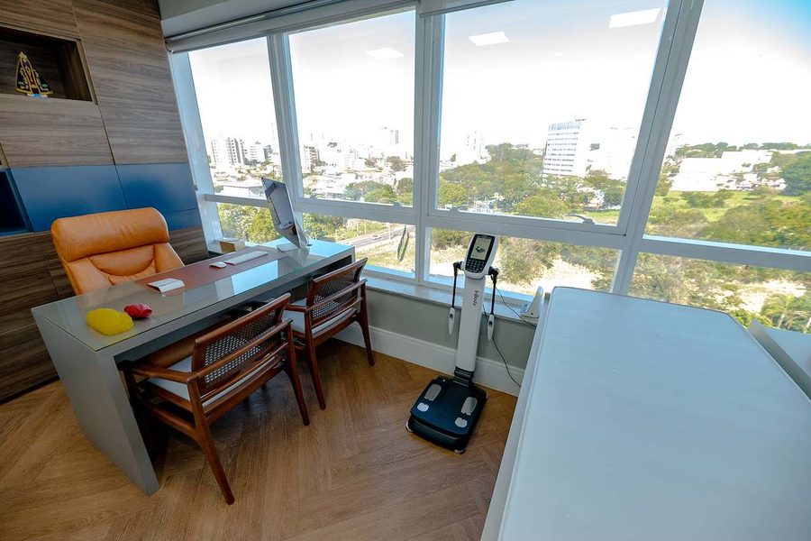 Consultório com vista e aparelho de bioimpedância